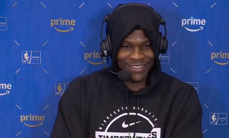 移动体育平台-被韦德打趣偷学欧洲步&挂挡拆!华子:你年纪轻轻就夺冠 我得看齐